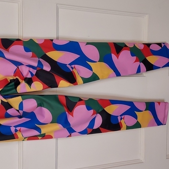 BEACH RIOT Piper Legging in Preppy Geo Floral - Picture 13 of 15